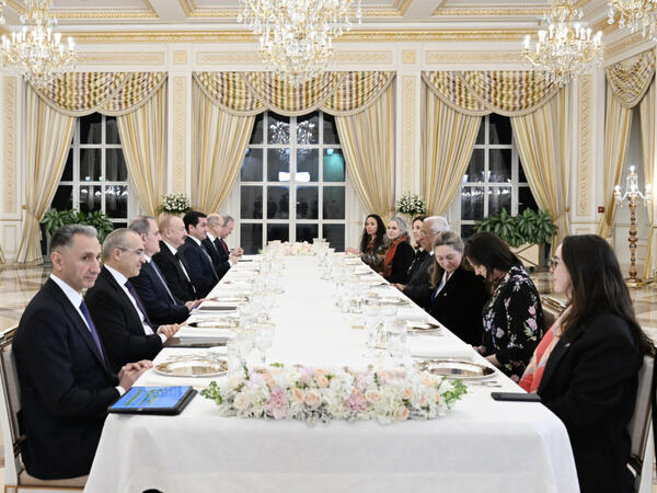 İlham Əliyevin Avropa İttifaqı Şurasının Prezidenti ilə rəsmi nahar əsnasında geniş tərkibdə görüşü olub - <span class="color_red">FOTO</span>