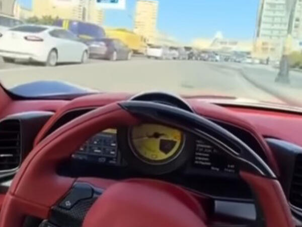 Bakıda “Ferrari” sürücüsü qaydaları belə pozdu - <span class="color_red">VİDEO</span>
