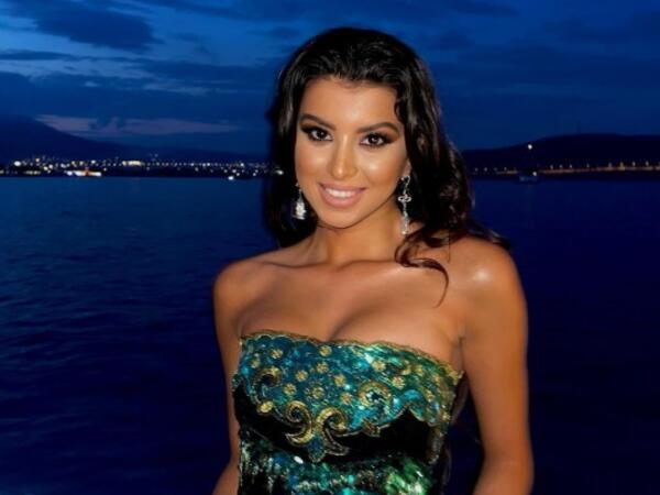 Mərhum nazirin nəvəsi Eyfelin önündə mahnı oxudu – <span class="color_red">VİDEO</span>