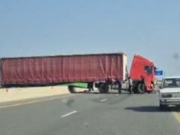 Ələt-Astara yolunda TIR qəzaya düşdü