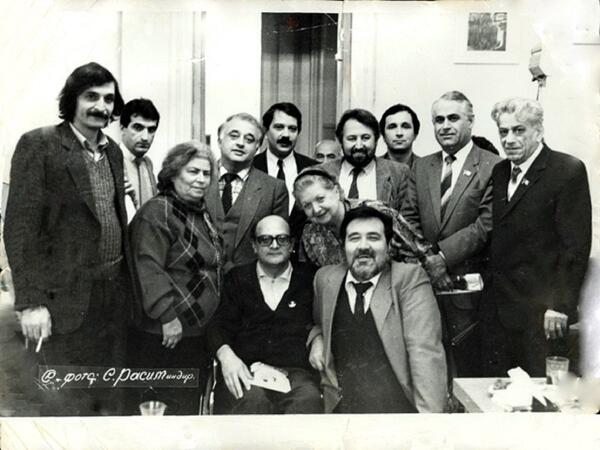 Vəfatından sonra bu tarixi foto yenidən gündəm oldu...