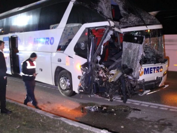 Türkiyədə avtobusla yük maşını TOQQUŞDU: Çox sayda yaralı var