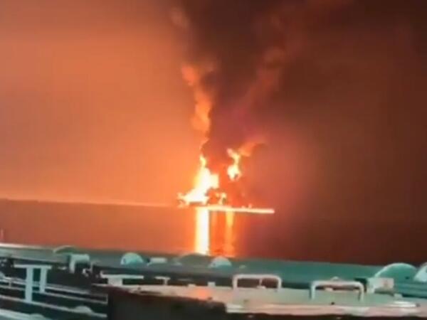 Körfəzdə gərginlik: ABŞ tankeri vuruldu