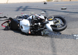 Bakıda moped divara çırpıldı - Ölən var