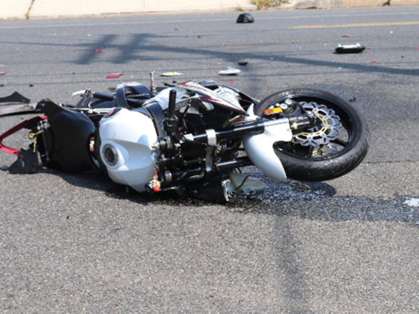 Bakıda moped divara çırpıldı - Ölən var