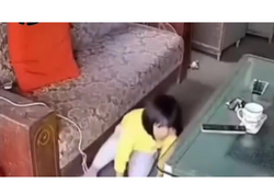 Uşağın əlində telefon PARTLADI - <span class="color_red">Anbaan VİDEO</span>