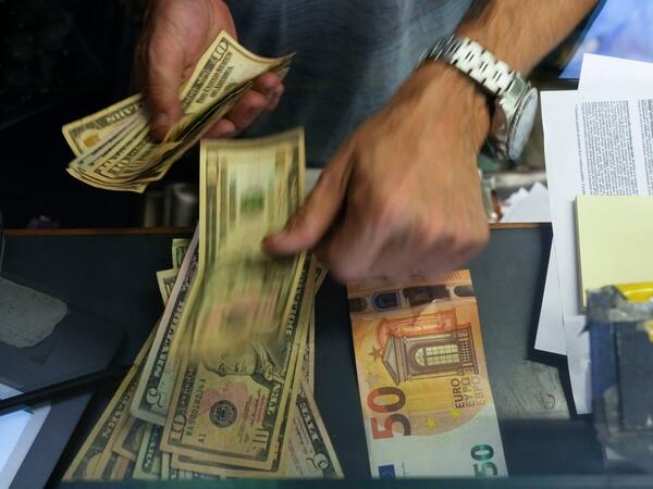 Dollar dəyişmədi, avro BAHALAŞDI