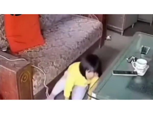 Uşağın əlində telefon PARTLADI - <span class="color_red">Anbaan VİDEO</span>