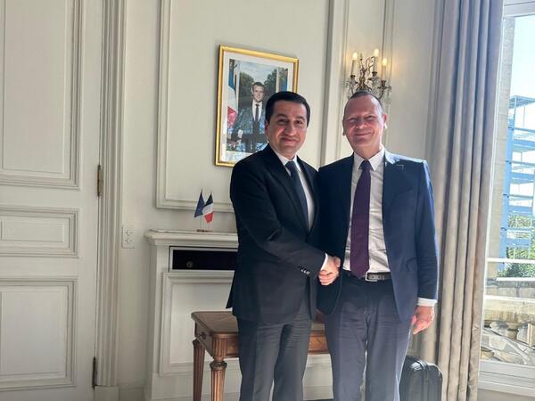 Hikmət Hacıyev Parisdə Azərbaycan və Fransa arasında ikitərəfli münasibətləri müzakirə edib