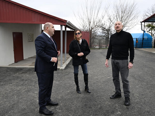 Prezident Xocavəndin Xanoba kəndində fərdi evlərin və infrastrukturun bərpası sahəsində görülən işlərlə tanış olub