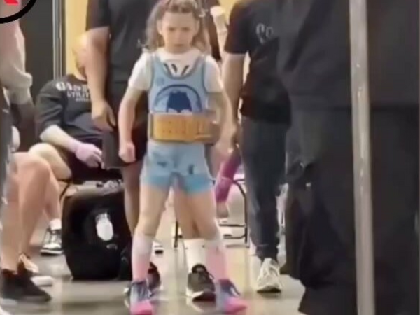 9 yaşı var, 84 kq QALDIRDI - <span class="color_red">VİDEO</span>