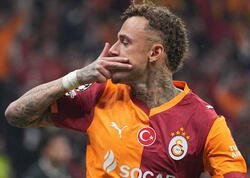 “Qalatasaray”ın oyunçusu lövhə ilə toqquşmadan sonra meydançadan xərəkdə çıxarılıb - FOTO