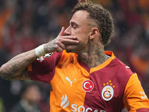 “Qalatasaray”ın oyunçusu lövhə ilə toqquşmadan sonra meydançadan xərəkdə çıxarılıb - FOTO