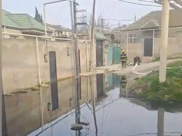 Bakıda kanalizasiya ÇÖKDÜ - Evləri su basıb - <span class="color_red">VİDEO</span>