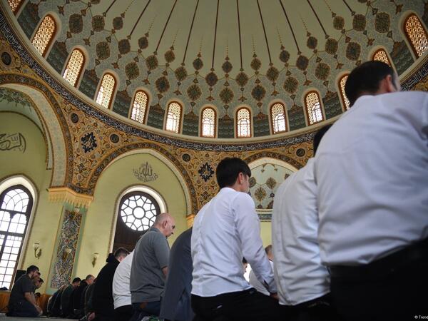 Təzəpir məscidində bayram namazı qılınıb