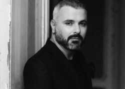 "O, anasının qəbrinin üstündə saat reklamı EDİRDİ"