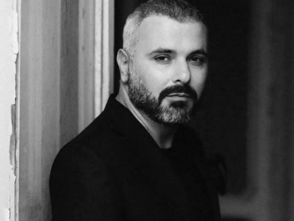 "O, anasının qəbrinin üstündə saat reklamı EDİRDİ"