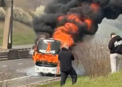 Azarkeşləri daşıyan avtobus yolda yanıb kül oldu - <span class="color_red">FOTO</span>