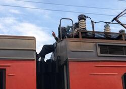 Qatarın damında DƏHŞƏT: Sərnişin diri-diri yandı - <span class="color_red">VİDEO</span>