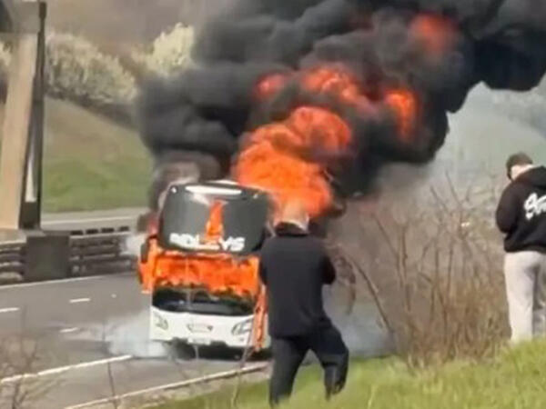 Azarkeşləri daşıyan avtobus yolda yanıb kül oldu - <span class="color_red">FOTO</span>