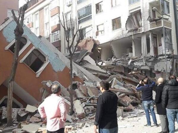İstanbulda 2 bina ÇÖKDÜ: Dağıntı altında qalanlar var