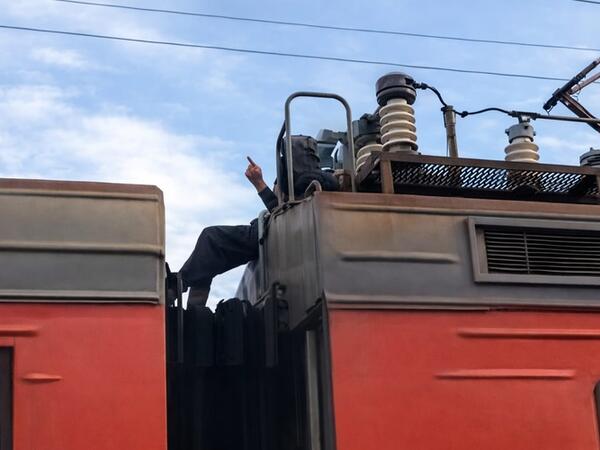 Qatarın damında DƏHŞƏT: Sərnişin diri-diri yandı - <span class="color_red">VİDEO</span>