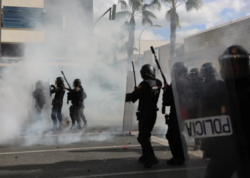 Albaniyada hökumət binasına HÜCUM: Yaralanan var