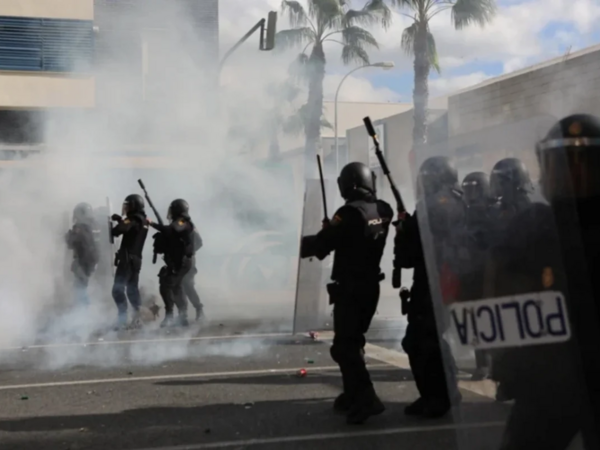 Albaniyada hökumət binasına HÜCUM: Yaralanan var