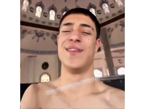 Məsciddə qalmaqallı GÖRÜNTÜ: Yarıçılpaq hald VİDEO çəkdi