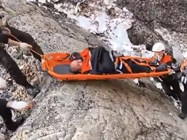 Qəbələdə şəlalənin yanında yıxılaraq yaralandı