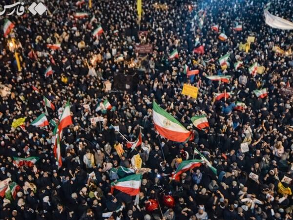 Ərdəbildə minlərlə insan ayağa qalxdı