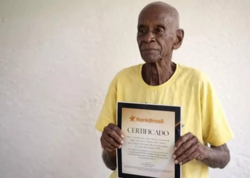 Dünyanın ən yaşlı kişisi tapıldı: siqaret çəkir, kofe içir