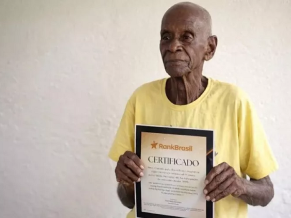 Dünyanın ən yaşlı kişisi tapıldı: siqaret çəkir, kofe içir