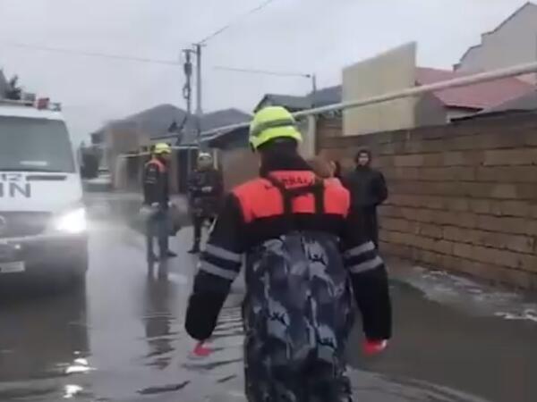 Bakının bəzi fərdi yaşayış evlərinin həyətyanı sahələrini su basdı - <span class="color_red">VİDEO</span>