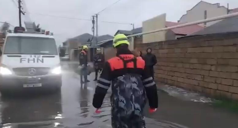 Bakının bəzi fərdi yaşayış evlərinin həyətyanı sahələrini su basdı -