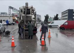 Dərnəgül şossesi, Eurohome-un qarşısı yağış sularından təmizlənir - <span class="color_red">FOTO</span>