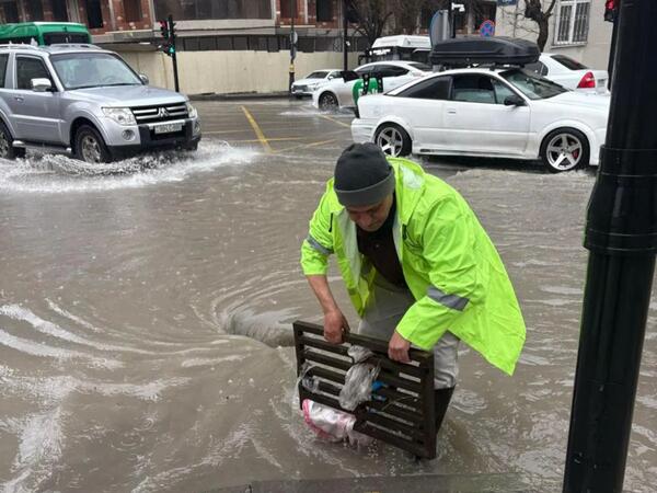 Bakıda kommunal xidmətlər gücləndirilmiş iş rejimində fəaliyyət göstərir <span class="color_red">FOTO</span>