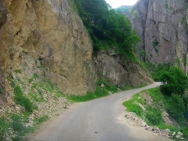 Bu yolda uçqun baş verdi - Hərəkət dayandırıldı