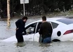 Bakı–Sumqayıt yolunda avtomobil gölməçəyə düşdü - <span class="color_red">FOTO</span>