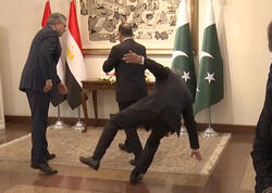 İslamabaddakı kritik zirvədə nazir yerə yıxıldı - <span class="color_red">VİDEO - FOTO</span>