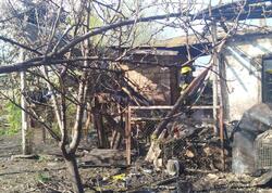 3 otaqlı ev yanaraq yararsız hala düşdü