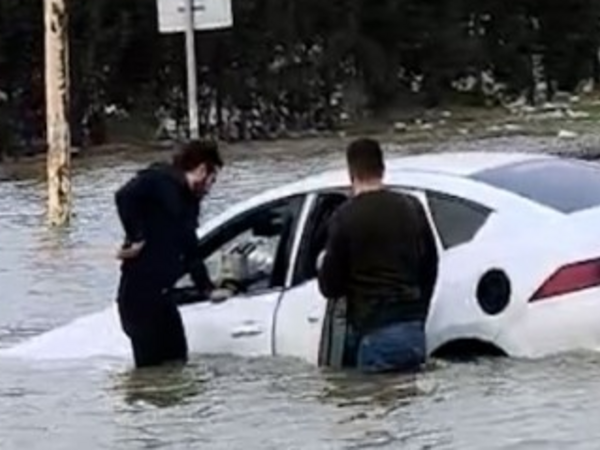 Bakı–Sumqayıt yolunda avtomobil gölməçəyə düşdü - <span class="color_red">FOTO</span>