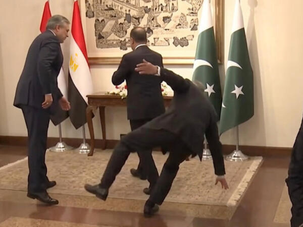 İslamabaddakı kritik zirvədə nazir yerə yıxıldı - <span class="color_red">VİDEO - FOTO</span>