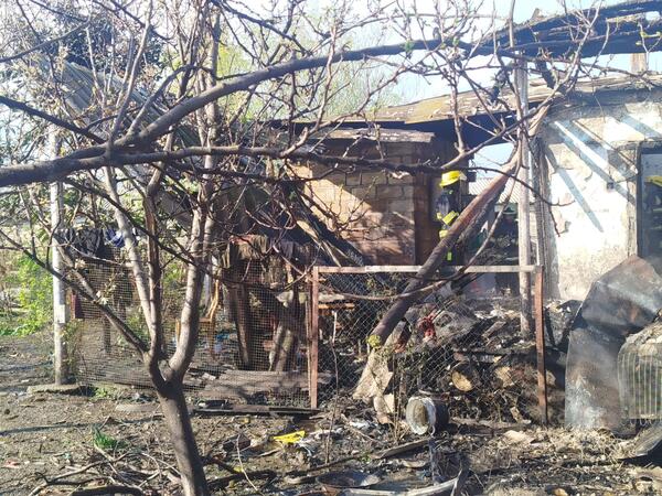 3 otaqlı ev yanaraq yararsız hala düşdü