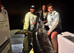 Elə böyük balıq tutdu ki, şəhər sakinlərini də qonaq etdi