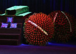 Prezident İlham Əliyev və Birinci xanım Mehriban Əliyeva Xalq artisti Rasim Balayevlə vida mərasiminə əklil göndərib - <span class="color_red">FOTO</span>