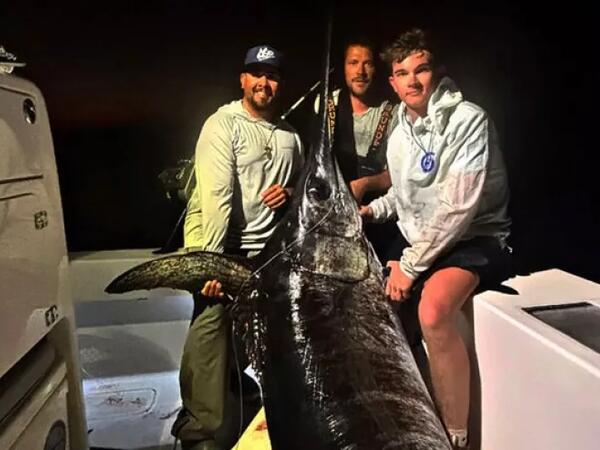 Elə böyük balıq tutdu ki, şəhər sakinlərini də qonaq etdi