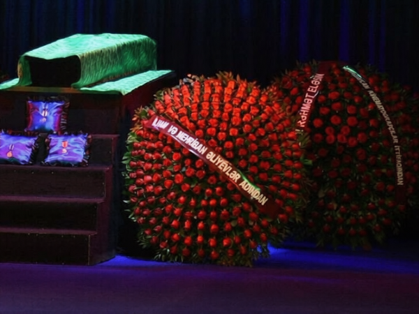 Prezident İlham Əliyev və Birinci xanım Mehriban Əliyeva Xalq artisti Rasim Balayevlə vida mərasiminə əklil göndərib - <span class="color_red">FOTO</span>