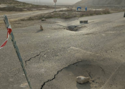Bakıdakı bu yol hər an çökə bilər - FOTO