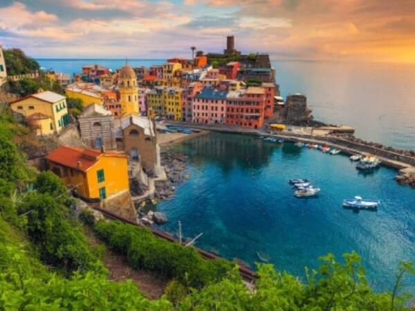 Avropanın mərkəzində evlər 2 manata satılır: Həm dəniz, həm dağ mənzərəli